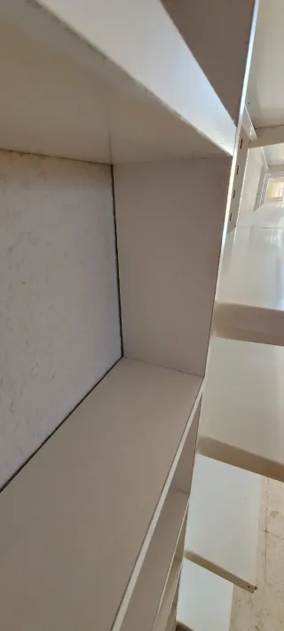 Estantería estrecha de madera blanca