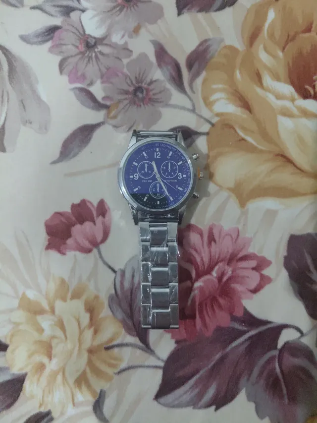 Reloj de pulsera plateado y azul