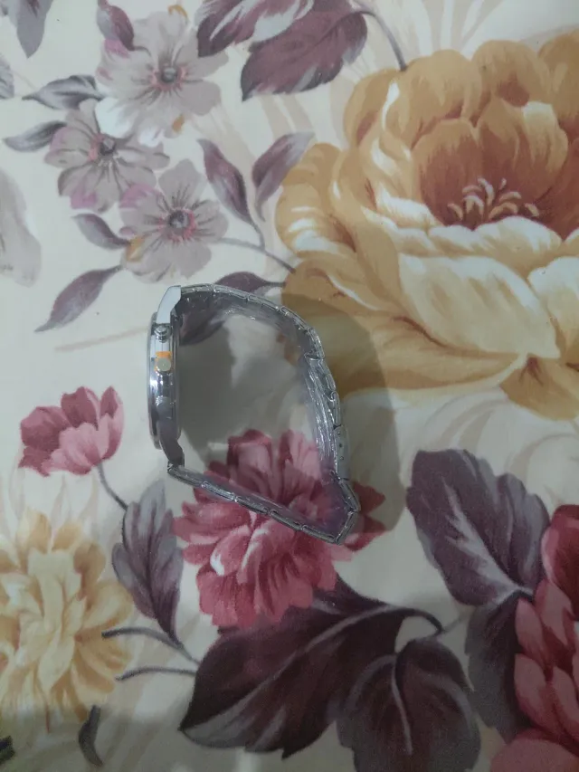 Reloj de pulsera plateado y azul