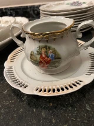 Vajilla antigua de porcelana