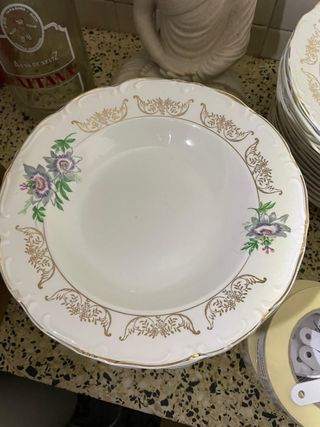 Vajilla antigua de porcelana