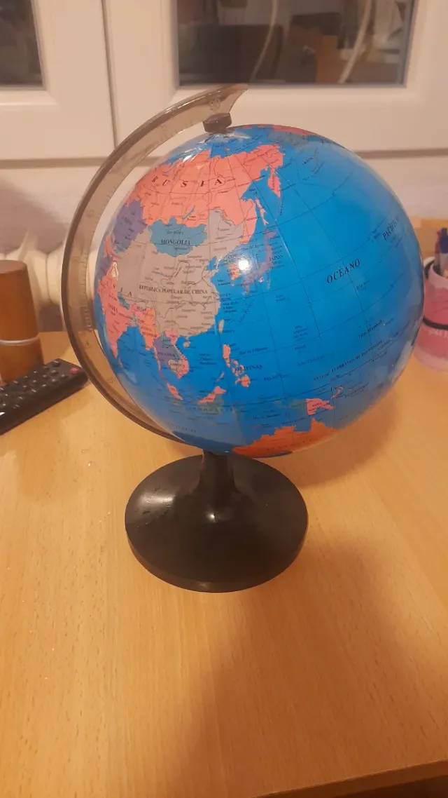 Globo terráqueo mediano