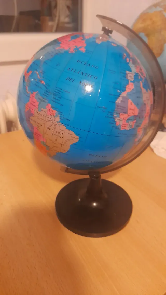 Globo terráqueo mediano