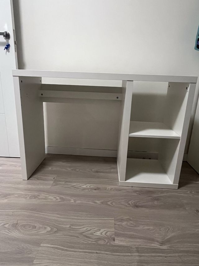 Escritorio blanco con almacenaje