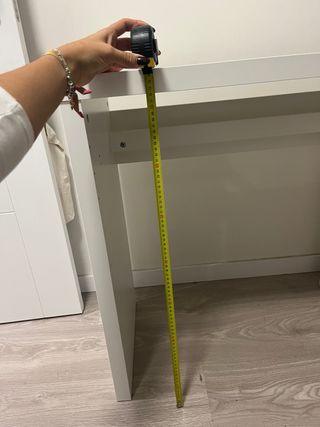 Escritorio blanco con almacenaje