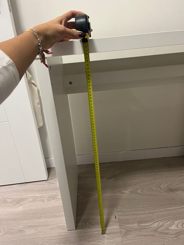 Escritorio blanco con almacenaje