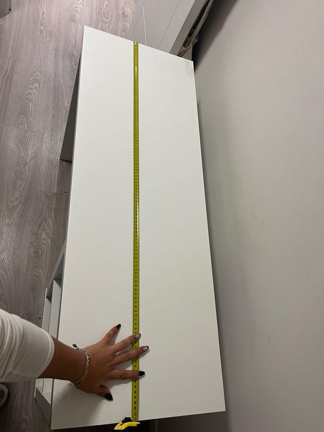 Escritorio blanco con almacenaje