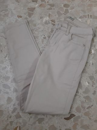 Pantalones pitillo de mujer. Modelo skinny. Color
