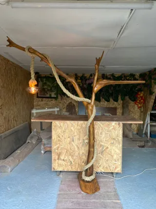 Lámpara de pie de madera y cristal