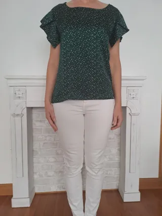 Camiseta verde con puntos blancos