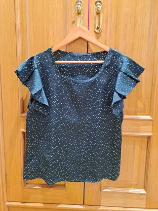 Camiseta verde con puntos blancos