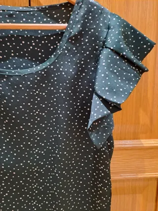 Camiseta verde con puntos blancos