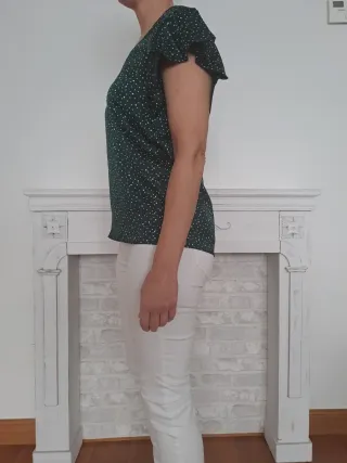 Camiseta verde con puntos blancos