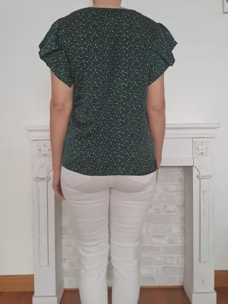 Camiseta verde con puntos blancos