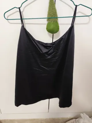 Camiseta de seda negra con tirantes