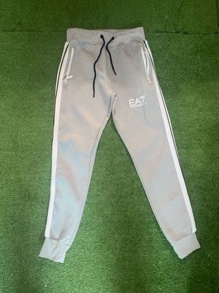 Conjunto chándal EA7 gris y blanco