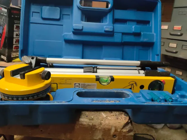 Nivel láser y trípode