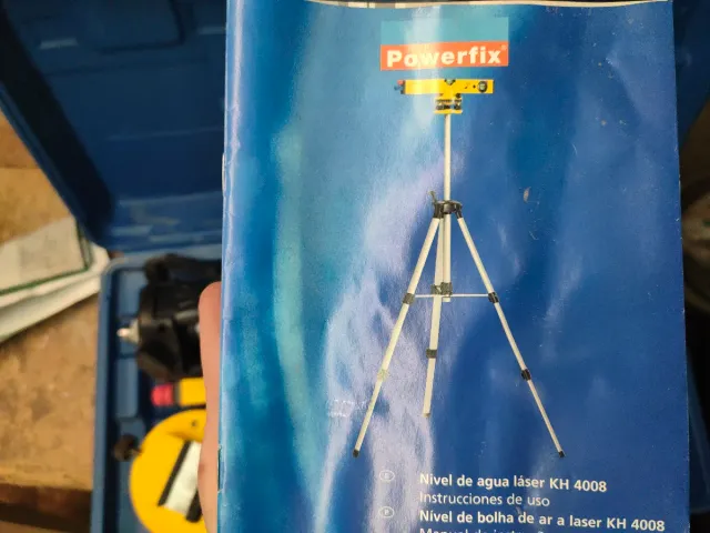 Nivel láser y trípode
