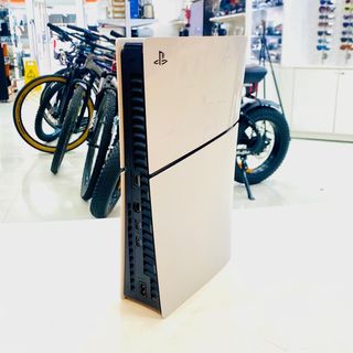 CONSOLA SONY PS5 SLIM ESTANDAR CON MANDO Y CABLES