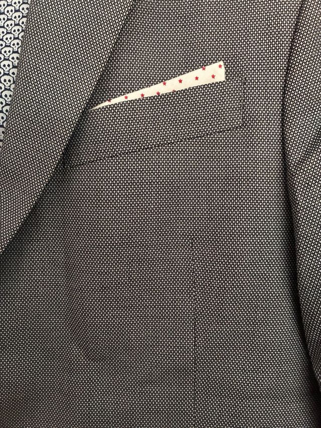 Americana color gris, talla M.