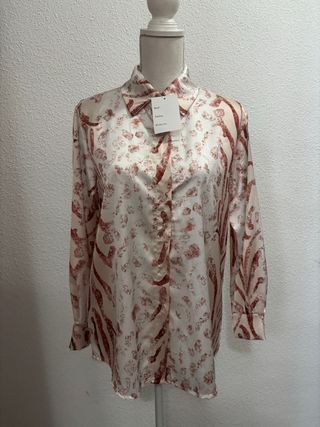 Camisa satinada beige y marrón