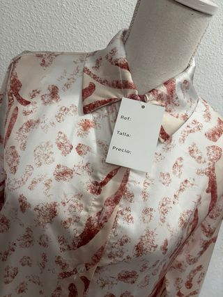 Camisa satinada beige y marrón