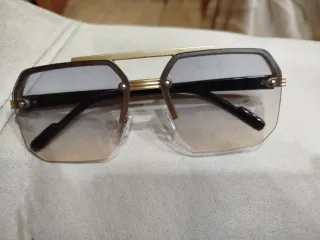 Gafas de sol marrones y doradas