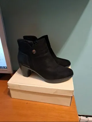 Stivaletti neri con tacco