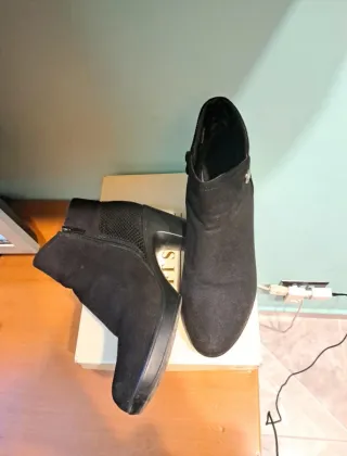 Stivaletti neri con tacco