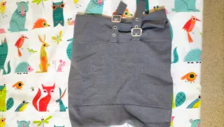 Top gris con tirantes y hebillas