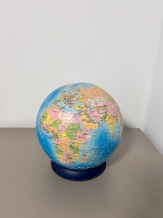 Globo terráqueo puzzle con pingüinos