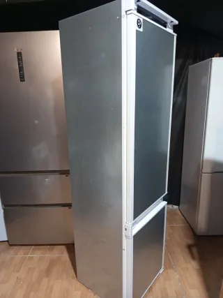 Frigorífico blanco con congelador