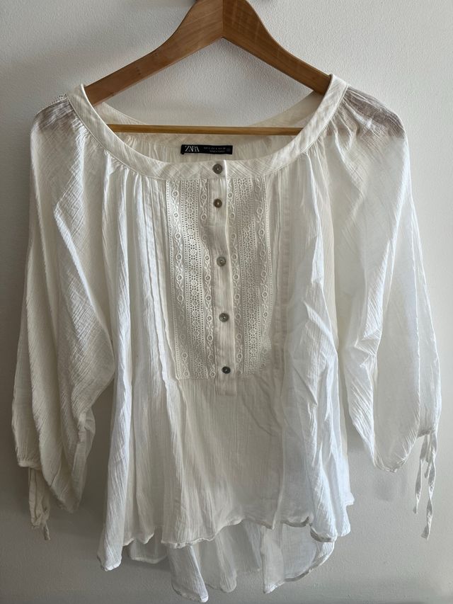 Blusa Zara blanca con puntilla.
