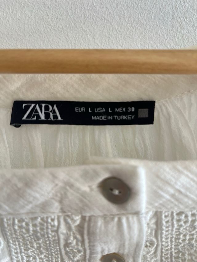 Blusa Zara blanca con puntilla.