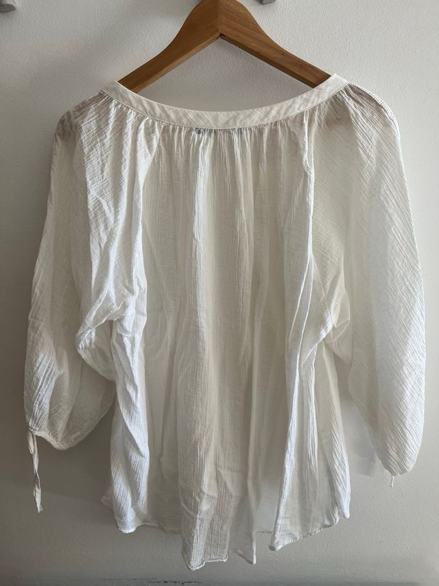 Blusa Zara blanca con puntilla.