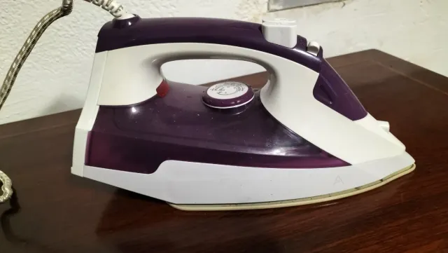 Plancha de ropa morada