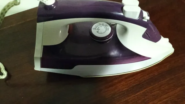 Plancha de ropa morada