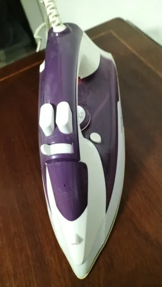 Plancha de ropa morada