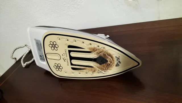 Plancha de ropa morada