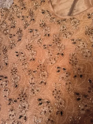 Conjunto de fiesta beige y dorado