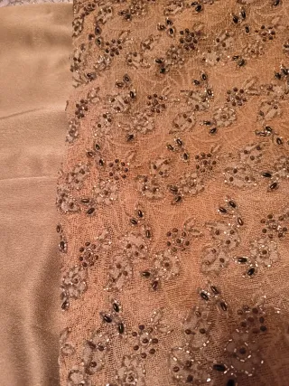 Conjunto de fiesta beige y dorado