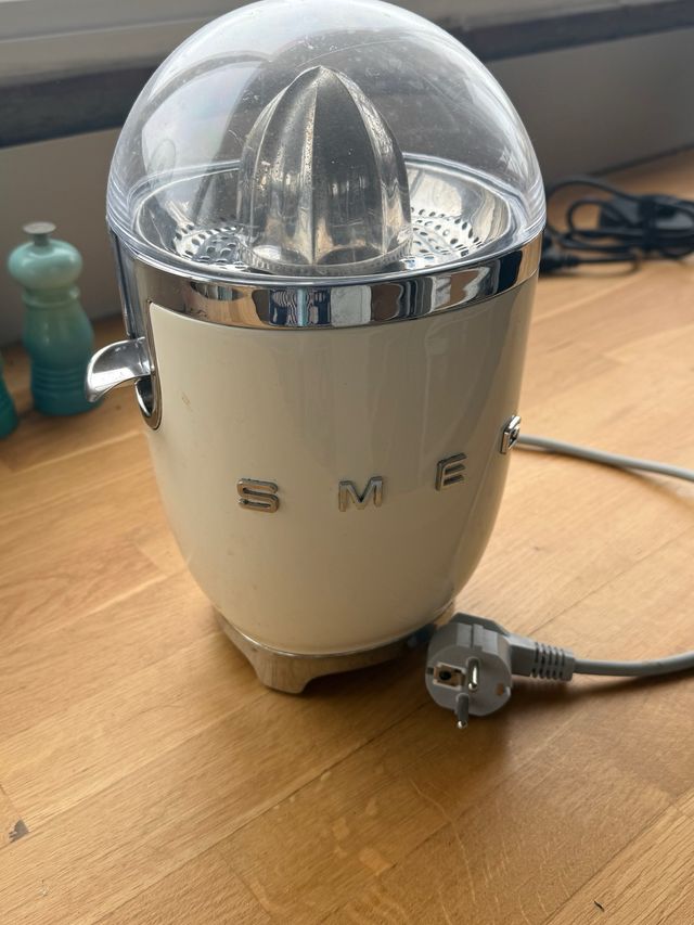 Extractor de Zumo Smeg Crema