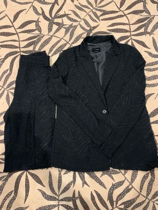 Traje satinado estampado cebra negro