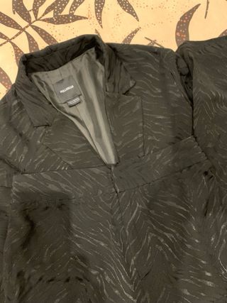 Traje satinado estampado cebra negro