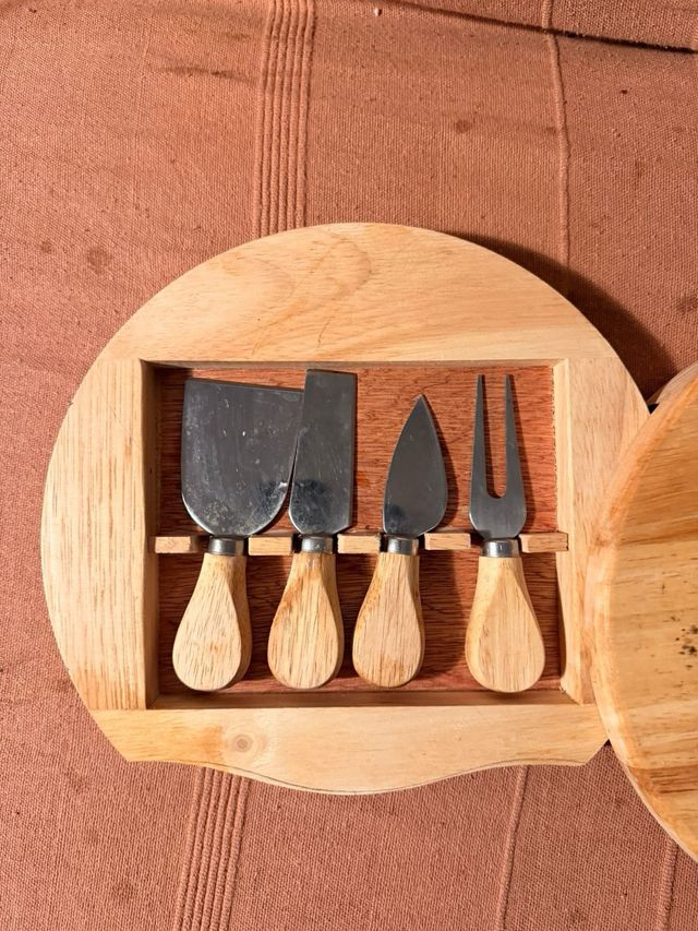 Plancha para quesos y cuchillos