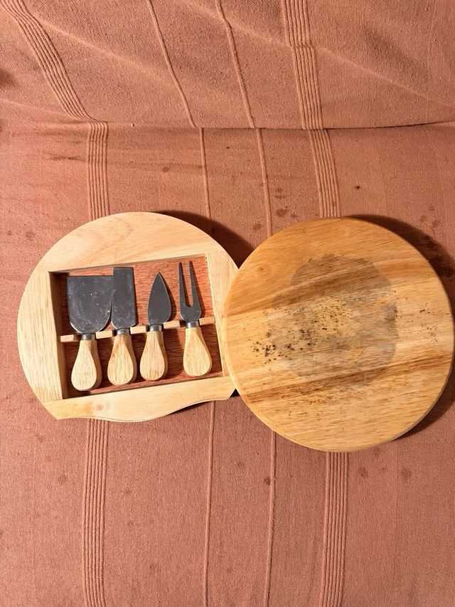 Plancha para quesos y cuchillos