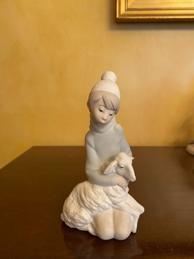 Figura Lladró “niño con cordero”
