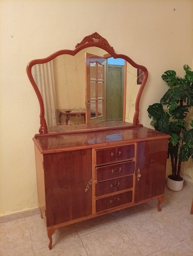 Credenza in legno con specchio