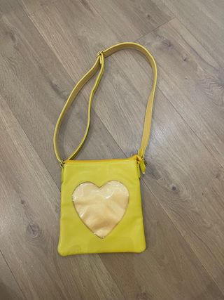 Bolso amarillo cuero con corazón transparente