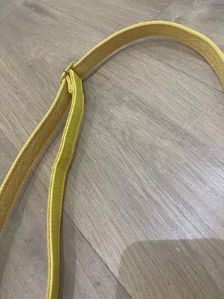 Bolso amarillo cuero con corazón transparente
